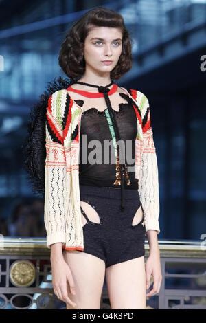 Un mannequin porte une création de la couturier japonaise Tsumori Chisato pour sa collection prêt-à-porter printemps-été 2012 présentée le samedi 1er octobre 2011 à Paris. (Photo AP/Thibault Camus) Banque D'Images