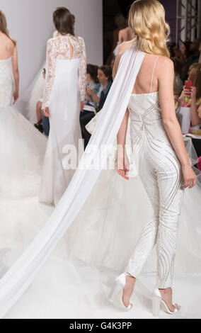 NEW YORK, NY - 18 avril 2016 : Modèles à pied sur la piste de l' à la Christian Siriano Pour Kleinfeld S/S 2017 Collection Nuptiale Banque D'Images