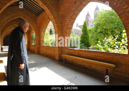 Vue générale du cloître à l'abbaye de Quarr près de Ryde sur l'île de Wight. Banque D'Images