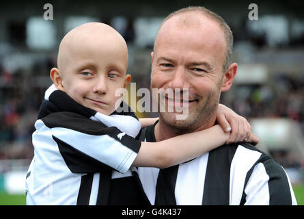 Alan Shearer s'aligne avec sa mascotte Cory Davison (7 ans) de Blyth Northumberland pour participer au match des artistes réunis à Kingston Park, Newcastle. Banque D'Images