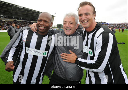 Tino Asprilla, (à gauche) Kevin Keegan (au centre) et David Ginola avant un match des artistes réunis à Kingston Park, à Newcastle. Banque D'Images