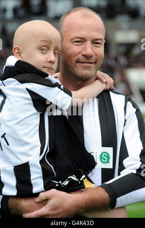 Alan Shearer s'aligne avec sa mascotte Cory Davison (7 ans) de Blyth Northumberland pour participer au match des artistes réunis à Kingston Park, Newcastle. Banque D'Images