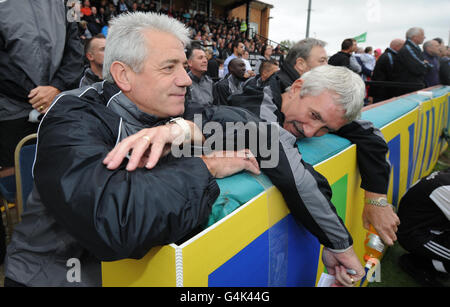 Kevin Keegan et Terry Mc Dermot lors d'un match des artistes réunis à Kingston Park, Newcastle. Banque D'Images