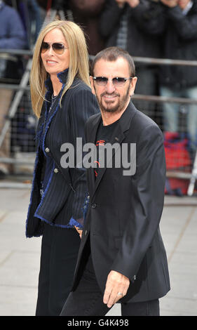 Ringo Starr et sa femme Barbara Bach arrivent pour le mariage de Sir Paul McCartney et Nancy Shevell au bureau d'enregistrement de Westminster dans le nord de Londres. Banque D'Images