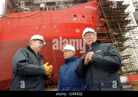 Le sous-secrétaire d'État écossais Lord Macdonald (r) et le chef de la force opérationnelle Sir Gavin Laird (c) sont présentés autour du chantier naval de Kvaerner Govan par le directeur général Gunnar Skjelbred (l) à la suite de l'annonce de la sortie de la construction navale sur le Clyde. Banque D'Images