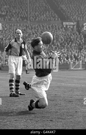 Football - finale de la coupe amateur FA - Crook Town / Bishop Auckland - Stade Wembley.Harry Sharratt, gardien de but de l'évêque Auckland, fait une économie pendant le match. Banque D'Images