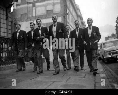 L'équipe de football olympique britannique à Melbourne, en Australie. De gauche à droite Herbert Dodkins (Ilford); Derek Lewin (Bishop Auckland); James Lewis (Chelsea); Bob Hardisty (Bishop Auckland); Dexter Adams (Hendon); Jim Coates (Royal Navy) et John Laybourne (Corinthian Casuals). Banque D'Images