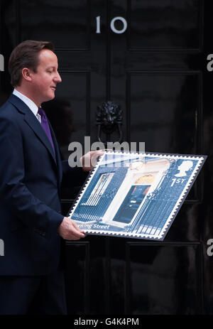 Le Premier ministre David Cameron a aujourd'hui aidé Royal Mail à lancer sa dernière série de timbres spéciaux, UK A-Z part One, comme sa porte d'entrée emblématique, numéro 10 Downing Street, est présentée sur un timbre de 1ère classe. Banque D'Images