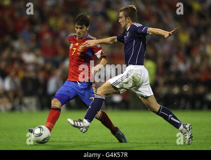 Football - UEFA Euro 2012 - Groupe I - Espagne / Ecosse - Estadio Jose Rico Perez.David Villa en Espagne (à gauche) et James Morrison en Écosse (à droite) en action Banque D'Images