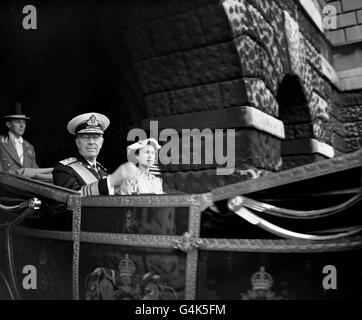 Accompagné de la reine Elizabeth II le roi Gustav VI de Swedenis vu dans un landau ouvert sur leur chemin au Palais de Buckingham au début de la visite officielle du roi et de la reine Louise de Suède. Banque D'Images