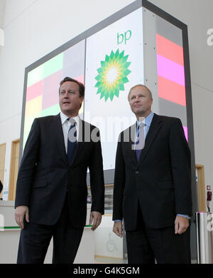 Le Premier ministre David Cameron en compagnie du chef de l'exécutif de BP, Bob Dudley (à droite) lorsqu'il visite le quartier général de BP North Sea à Aberdeen . Banque D'Images