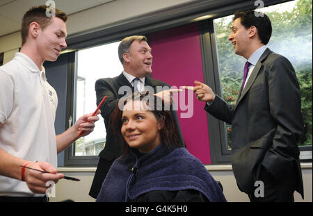 Ed Miliband, chef de file du travail, et Ed Balls, chancelier de l'ombre, rencontrent des étudiants en coiffure et des apprentis au futures Community College de Southend, dans l'Essex, où ils ont lancé leur campagne pour que le gouvernement prenne en compte le plan en 5 points du Labour pour l'emploi et la croissance. Banque D'Images