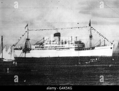 **scanné basse résolution de contact** le Royal tour liner Gothic quand elle est arrivée à Suva, Fidji, avec la Reine et le duc d'Édimbourg à bord. Banque D'Images