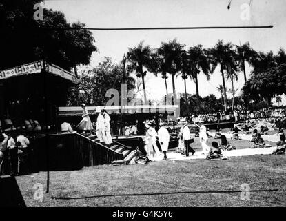 **balayage basse résolution de contact** la Reine et le duc d'Édimbourg font leur chemin vers le haut du dais de bambou à Albert Park, Suva, après une garde d'honneur de squatting femmes autochtones. Banque D'Images