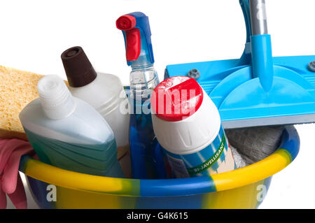 Les articles utilisés pour nettoyer et nettoyer une maison photographié en studio sur fond blanc Banque D'Images