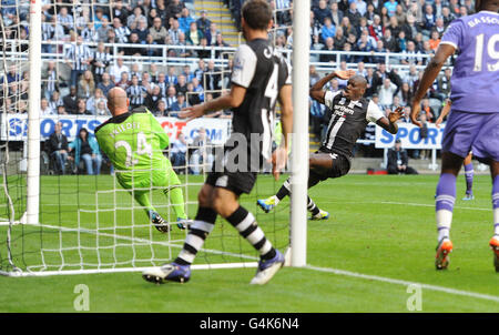 Demba Ba de Newcastle United marque son but d'ouverture lors du match de la Barclays Premier League à St James' Park, Newcastle. Banque D'Images