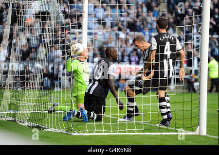 Demba Ba de Newcastle United célèbre son but d'ouverture lors du match de la Barclays Premier League à St James' Park, Newcastle. Banque D'Images