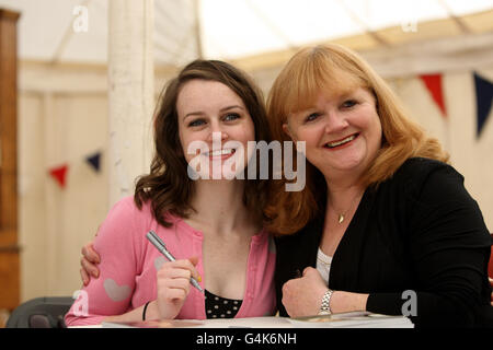 Sophie McShera, de Downton Abbey, qui joue Daisy Robinson, une femme de chambre de cuisine (à gauche) et Mme Patmore, Cook, interprétée par Lesley Nicol, signent des autographes aux enchères de la charité Heroes à Highclere pour les forces armées au château de Highclere près de Newbury, le lieu de la période télévisée Downton Abbey, drame En aide à l'organisme de bienfaisance des forces armées aide pour les héros. Banque D'Images