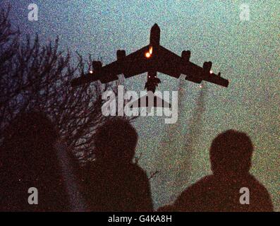 Un des deux B52 bombardiers vole de la RAF Fairford à Gloucestershire, sous le couvert de ténèbres. Un porte-parole de l'USAF ne donnera aucun détail de la mission des géants du transport de missiles de croisière. Sept autres B-52s étaient encore sur le sol à la base aérienne. Banque D'Images