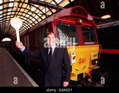 Le vice-premier ministre John Prescott, lors d'une séance photo à la gare King's Cross de Londres, afin de lancer un nouveau service de Motorail. Les services entre Londres et Aberdeen débuteront bientôt, Bristol et Southampton devant commencer à l'automne. Banque D'Images