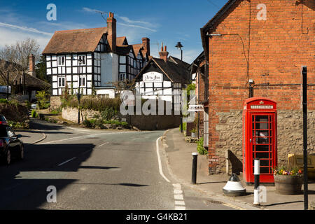 Royaume-uni, Angleterre, Herefordshire, Pembridge, High Street, le nouveau téléphone de village Inn et fort Banque D'Images