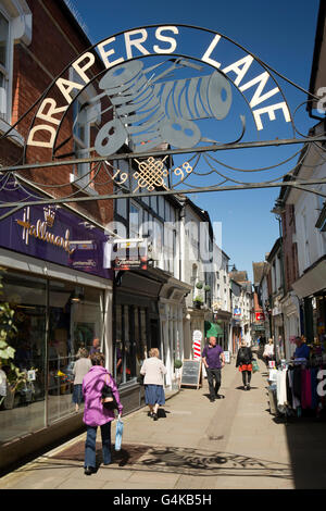 UK, Herefordshire, Leominster, drapiers Lane, shoppers dans une étroite ruelle piétonne Banque D'Images