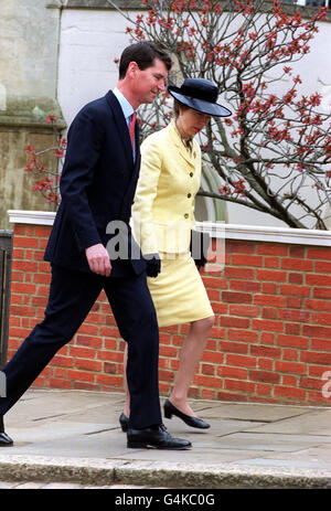 La princesse royale et son mari, le commandant Tim Laurence, quittent la chapelle Saint-Georges à Windsor, après le service du dimanche de Pâques. Banque D'Images