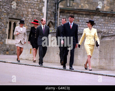 Les membres de la famille royale quittent la chapelle Saint-Georges à Windsor, après le service du dimanche de Pâques. G/D : Zara Phillips, Sophie Rhys Jones, Prince Edward, Peter Phillips, Commandant Tim Laurence & The Princess Royal. Banque D'Images