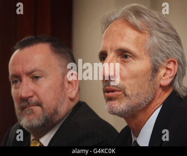 Bruce Robertson (à droite), président de la Fédération des Jeux du Commonwealth, et Mike Hooper, chef de la direction, lors d'une conférence de presse de l'équipe d'inspection de la Fédération des Jeux du Commonwealth, à l'hôtel Radisson Blu de Glasgow. Banque D'Images