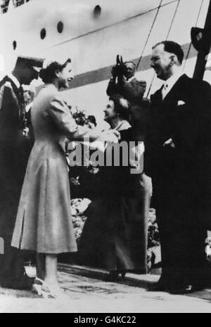 La Reine et le duc d'Édimbourg disent Au revoir à Sidney Holland, le premier ministre de Nouvelle-Zélande, alors qu'ils étaient sur le point de quitter Bluff dans le Royal Tour Liner Gothic à la fin de leur visite de cinq semaines en Nouvelle-Zélande. Banque D'Images