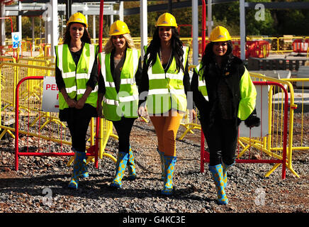 Quatre membres des samedis (de gauche à droite) una, Mollie, Rochelle et Vanessa lors d'une visite du nouveau site de l'Hospice Marie Curie des Midlands de l'Ouest à Solihull.Frankie est apparemment mal et ne pourrait pas assister. Banque D'Images