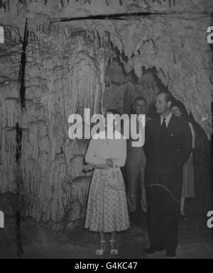 **scanné basse résolution de contact** la Reine et le duc d'Édimbourg Aux grottes de ver de verre de Waitomo Banque D'Images