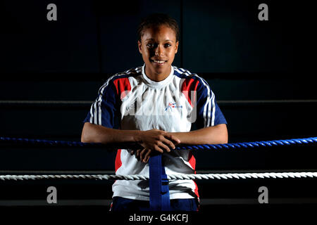 Natasha Jonas, de Grande-Bretagne, lors d'une séance de sparring lors de la Journée des médias des Championnats de boxe amateur de Womens à l'Institut anglais du sport de Sheffield. Banque D'Images