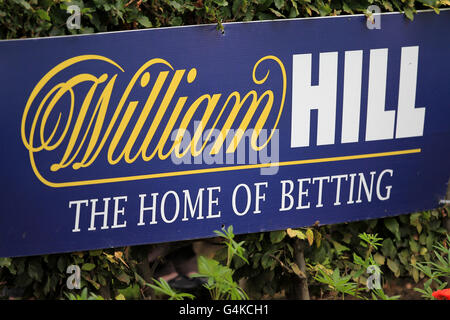 Courses hippiques, champ de courses de Ripon. Signalisation William Hill Banque D'Images