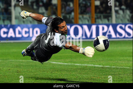 Gianluigi Buffon en Italie enregistre un titre de Ryan McGivern en Irlande du Nord (non représenté) lors du match de qualification de l'UEFA Euro 2012 au Stadio Adriatico, Pescara, Italie. Banque D'Images