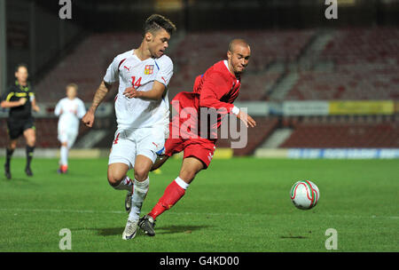 Wales Ashley Richards de Wales U21 affronte Vaclav Kadlec (à droite) de la République tchèque lors du match de qualification de l'UEFA de moins de 21 EURO 2012 au champ de courses Wrexham. Banque D'Images