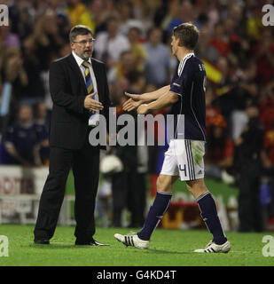 Craig Levein, directeur écossais, se serre la main avec Christophe Berra (à droite) après le match de qualification à l'UEFA Euro 2012 à l'Estadio José Rico Perez, Alicante, Espagne. Banque D'Images