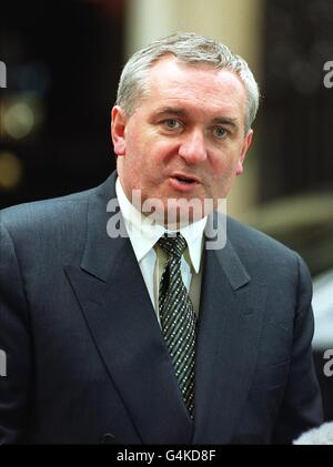 Le Premier ministre irlandais Bertie Ahern, à l'extérieur du numéro 10 Downing Street , où il participe à des pourparlers pour résoudre l'impasse actuelle sur la mise en œuvre de l'accord du Vendredi Saint. Banque D'Images