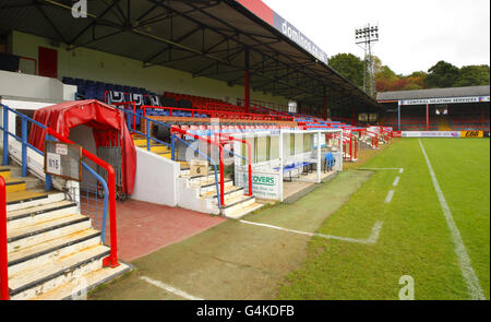 Une vue générale du tunnel et de l'extérieur dug-out à l'EBB Stadium, Aldershot. Banque D'Images