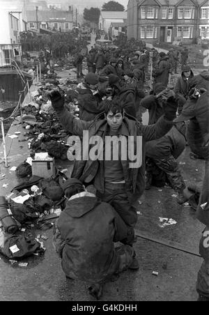 LA GUERRE DES MALOUINES : les prisonniers argentins sont fouillés par les parachutistes britanniques et les Royal Marines à Port Stanley avant d'être rapatriés pendant le conflit des Malouines. Banque D'Images