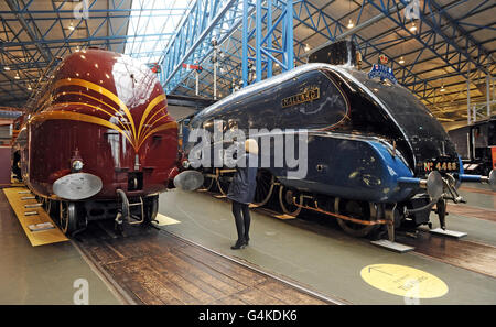 Un visiteur prend une photo de la locomotive de la Duchesse de Hamilton qui est exposée à côté du Mallard au Musée national des chemins de fer, York. Banque D'Images