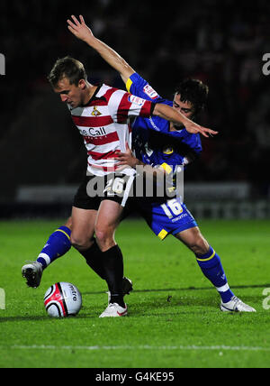 James Coppinger de Doncaster Rovers (à gauche) et Danny Pugh de Leeds United se battent pour le ballon lors du match de npower Championship au Keepmoat Stadium, Doncaster. Banque D'Images