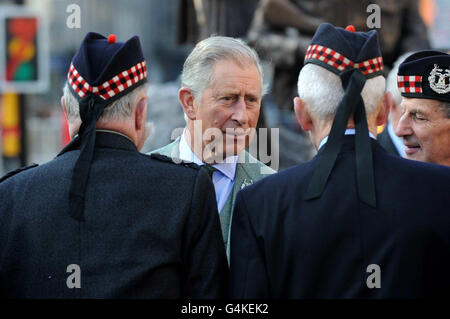 Le Prince de Galles rencontre le personnel de service à la retraite alors qu'il arrive pour dévoiler une statue commandée au Gordon Highlands Regiment, à Castlegate, Aberdeen. Banque D'Images