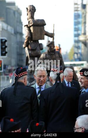 Le Prince de Galles rencontre le personnel de service à la retraite alors qu'il arrive pour dévoiler une statue commandée au Gordon Highlands Regiment, à Castlegate, Aberdeen. Banque D'Images