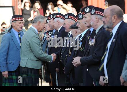 Le Prince de Galles rencontre le personnel de service à la retraite alors qu'il arrive pour dévoiler une statue commandée au Gordon Highlands Regiment, à Castlegate, Aberdeen. Banque D'Images