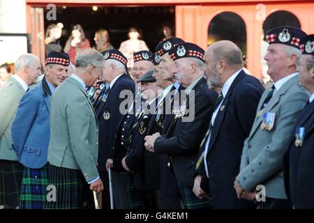 Le Prince de Galles rencontre le personnel de service à la retraite alors qu'il arrive pour dévoiler une statue commandée au Gordon Highlands Regiment, à Castlegate, Aberdeen. Banque D'Images