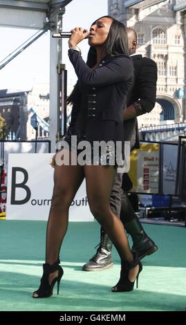 Alexandra Burke se produit sur scène alors que les Londoniens se sont réunis pour tenter de placer le record du monde pour la plus grande leçon de consommation de carburant à la Shell Fuel Save Day au Potters Fields Park, Londres. APPUYEZ SUR ASSOCIATION photo. Date de la photo: Samedi 15 octobre 2011. Londres a rejoint des milliers de personnes à travers Hong Kong, Turquie, Malaisie, Allemagne, Danemark, Les pays-Bas, la Thaïlande et les Philippines prendront part à une leçon simultanée de 30 minutes pour apprendre à économiser du carburant et de l'argent. Le crédit photo devrait se lire: David Parry/PA Wire Banque D'Images