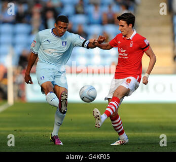 Cyrus Christie de Coventry City et Matt Derbyshire de Nottingham Forest lors du match de championnat de la npower football League à la Ricoh Arena de Coventry. Banque D'Images