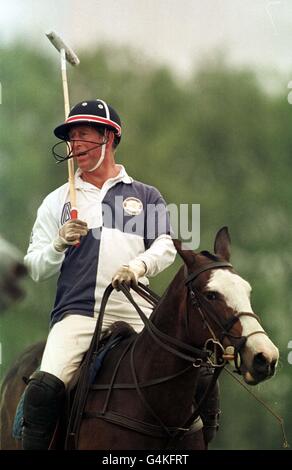 Le Prince de Galles jouant pour Cirencester Park, dans le match Dalwhinnie Crook 1999, contre Lovelocks à Birdlip, Gloucestershire. Banque D'Images