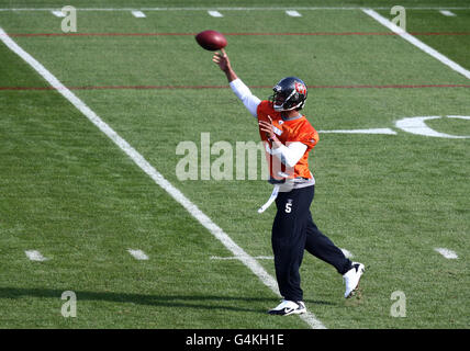 American football - International Series - Tampa Bay Buccaneers / Chicago Bears - Tampa Bay Buccaneers Training session - Pen....Josh freeman de Tampa Bay Buccaneers lors d'une séance d'entraînement au parc Pennyhill, Bagshot. Banque D'Images